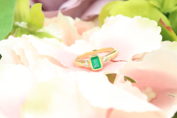 18ct Yellow Gold 6x4mm Emerald with 2 x 2.5mm Diamonds